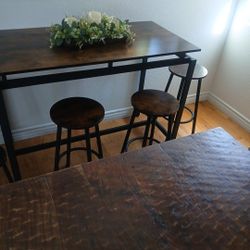 Table With 4 Bar Stools