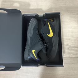 KOBE VIII (PS) black/university gold  size 1 youth  with box