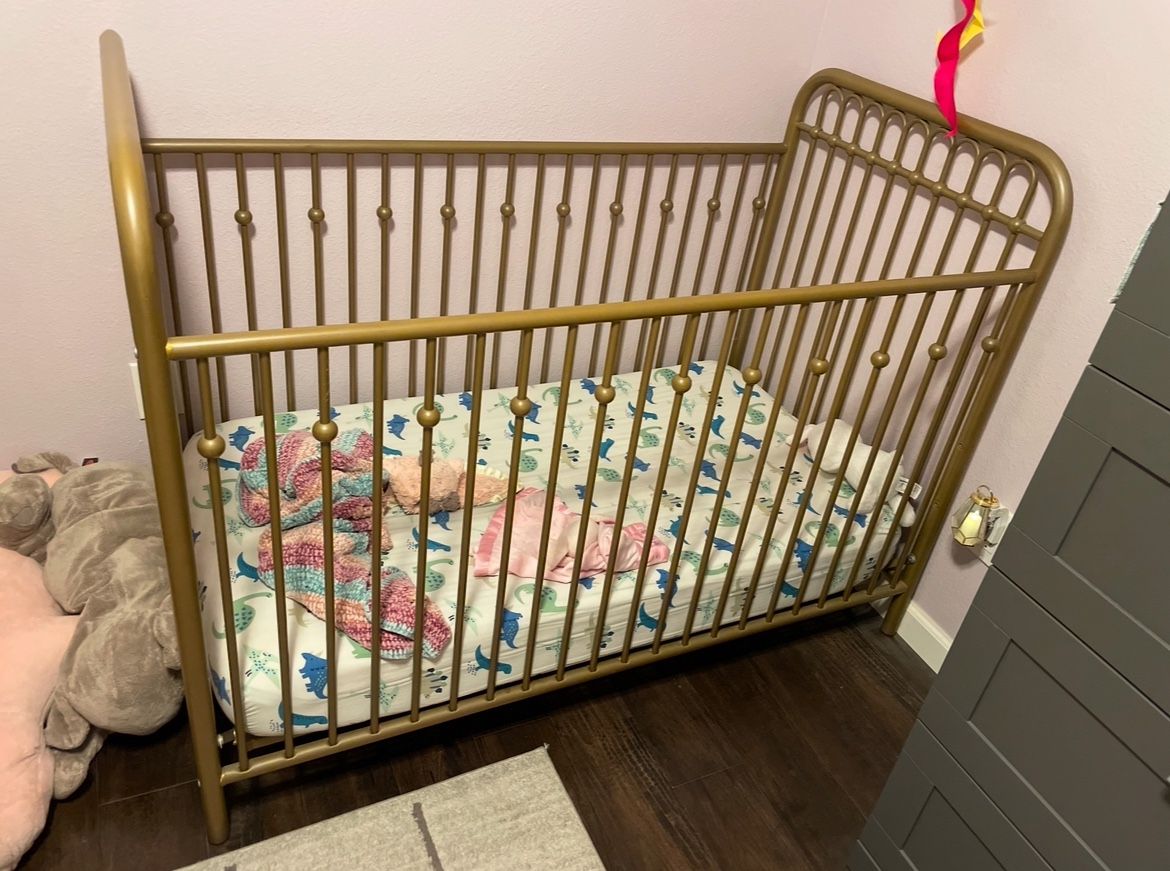 Crib With Matching Changing Table