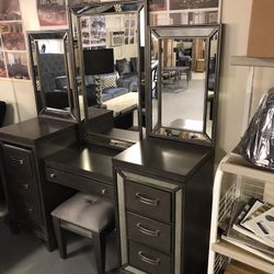 Clearance Vanity Set With Stool 