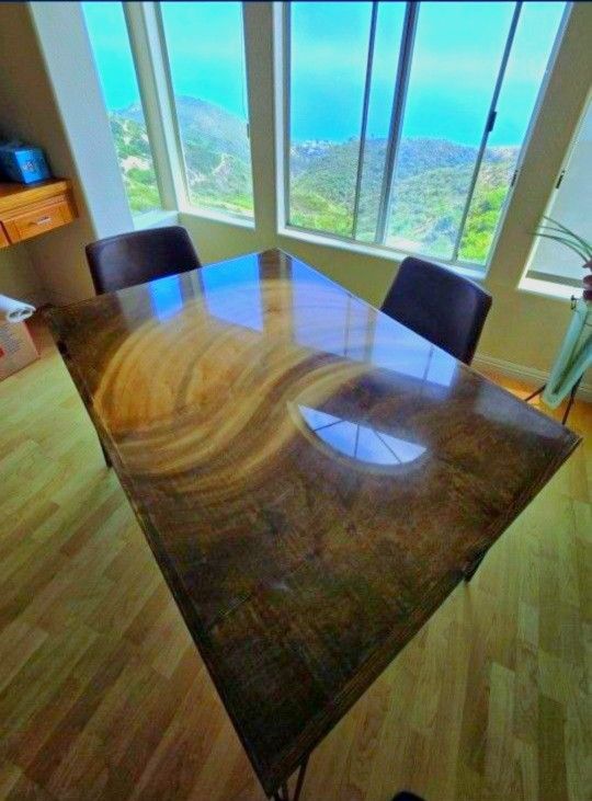 Amazing E Swirl Designer Table