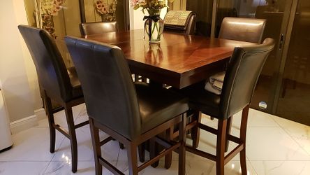 Dining Room Table customizable breakfast table With all 4 swivel leather Oakwood chairs