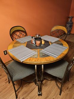 Dinette Set Very Sturdy 4 Chairs And Table