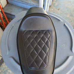 Harley Davidson Sporster Seat Fits 2018 883 Like New 
