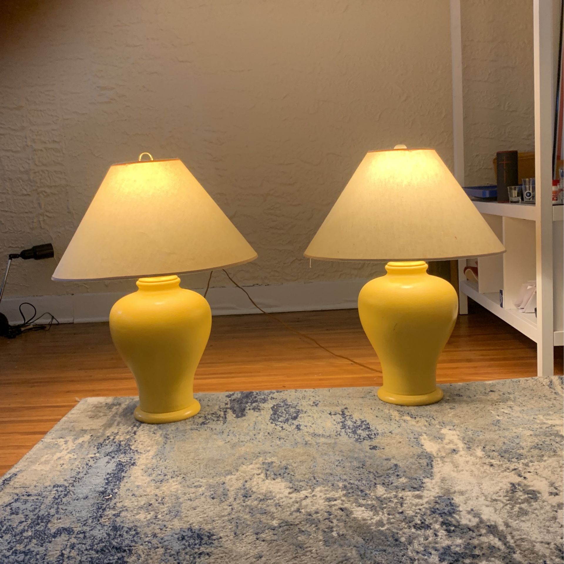 GORGEOUS MCM STYLE OLD SCHOOL HOLLYWOOD  MOVIE VIBE CITRUS YELLOW END TABLE LAMPS 30 “HIGH CERAMIC MUTED FINISH 