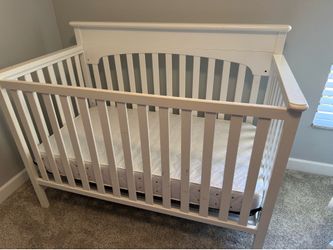 Crib Graco with mattress and changing table