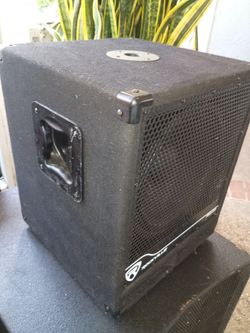 Powered speaker cabinet