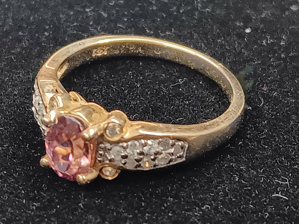 Yellow Gold - Pink Stone - Ring