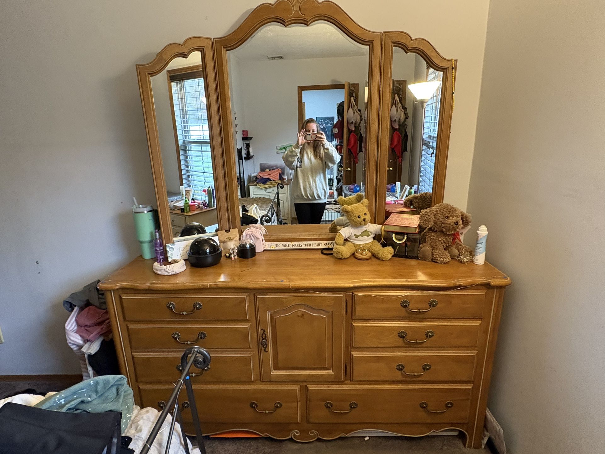 Ethan Allen 6 Drawer Dresser With Mirror And Middle Cabinet.