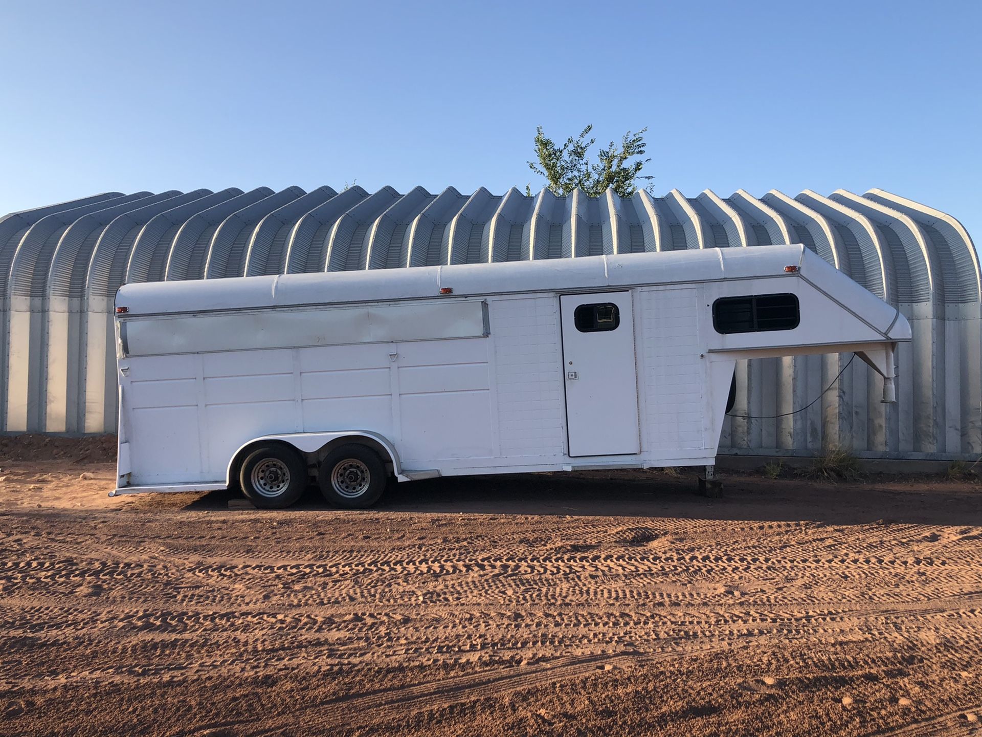 4 Stall Gooseneck Horse Trailer w/Tack Room and Saddle Racks