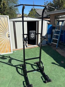 Standing pull up bar