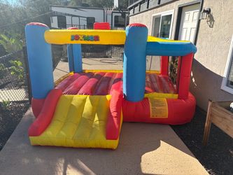 Inflatable bounce house