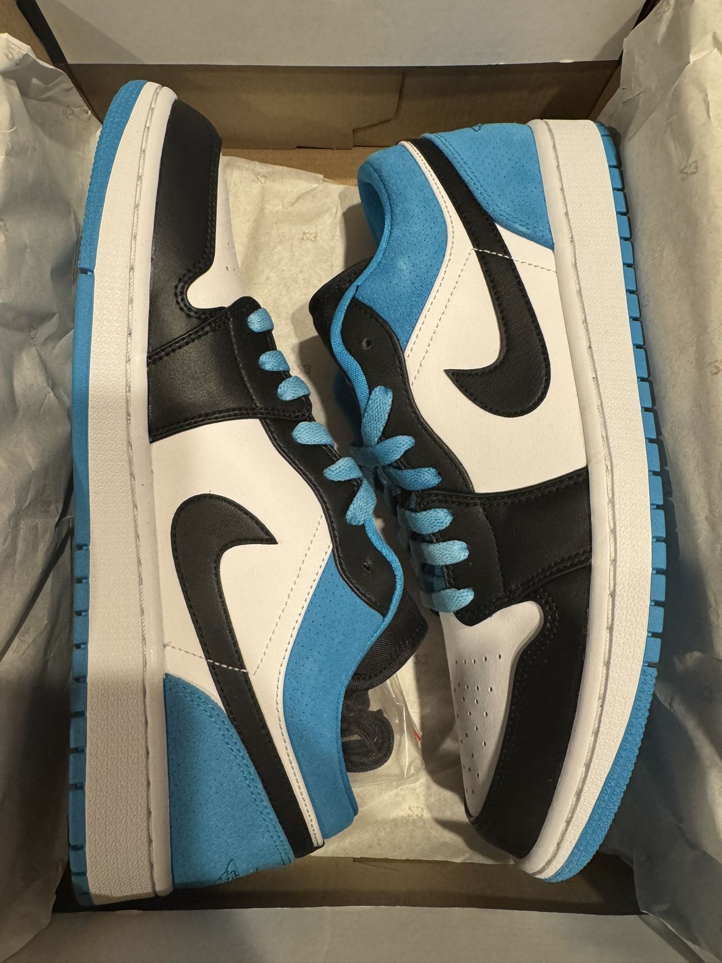 DS Nike Air Jordan 1 Low SE (size 11) “Laser Blue”