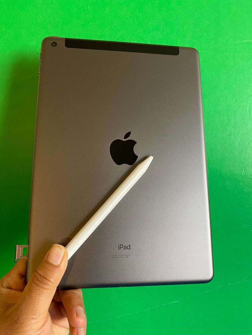 Apple IPad 8th Generation (10.2” Retina / Touch ID / 2020) Wifi + cellular ( Unlocked) with pen, case & Accessories