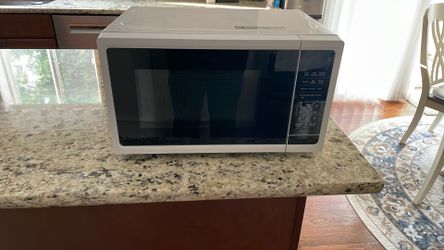 Microwave .7 cu ft 700 watt