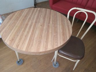 Round table /4 chair set