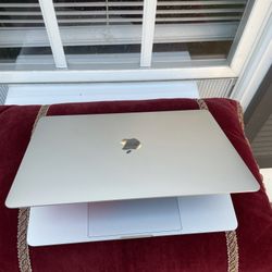 2019/2020 Macbook Pro i7 16GB 256GB SSD Silver Like New