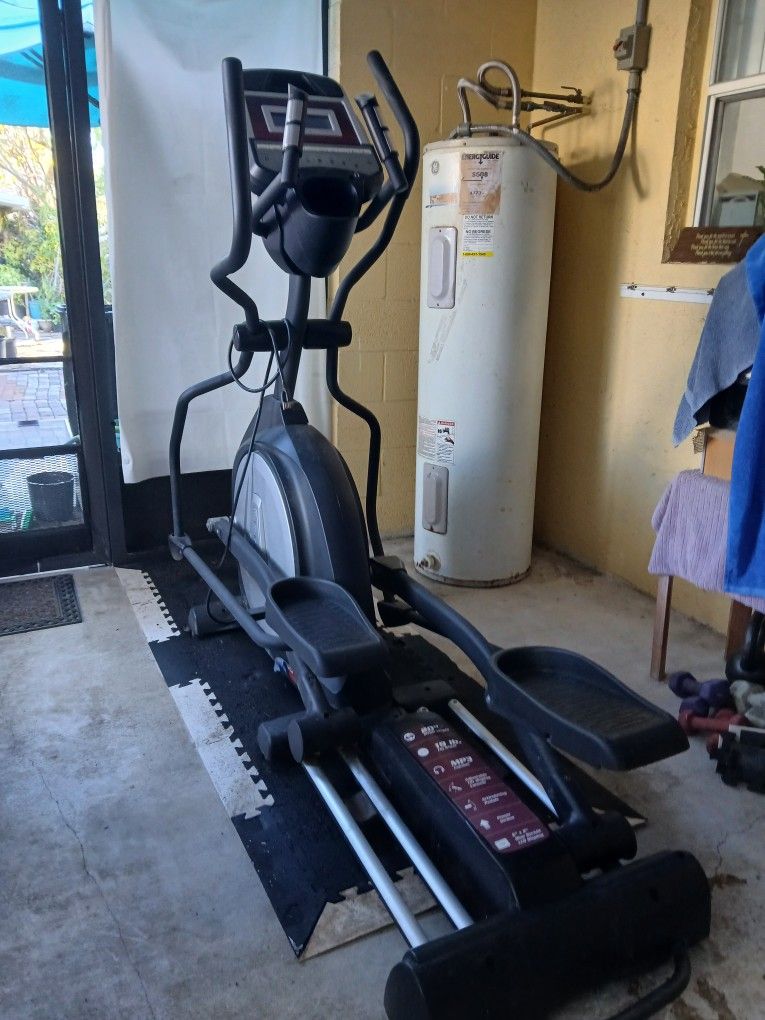 sole e25 elliptical Exercise Machine