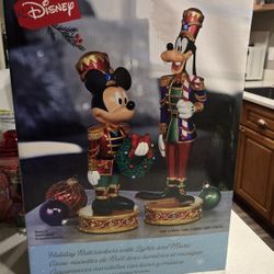 Disney Christmas Holiday Nutcrackers Mickey Mouse & Goofy Lights And Music 