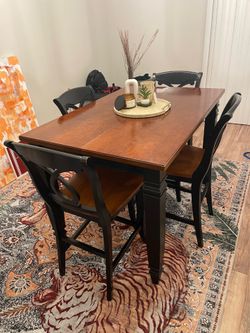 Wooden extendable dining table w/ 6 chairs