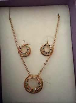 Cadena fina con pantallas herraduras de caballo con piedras de diferentes colores y hermoso
