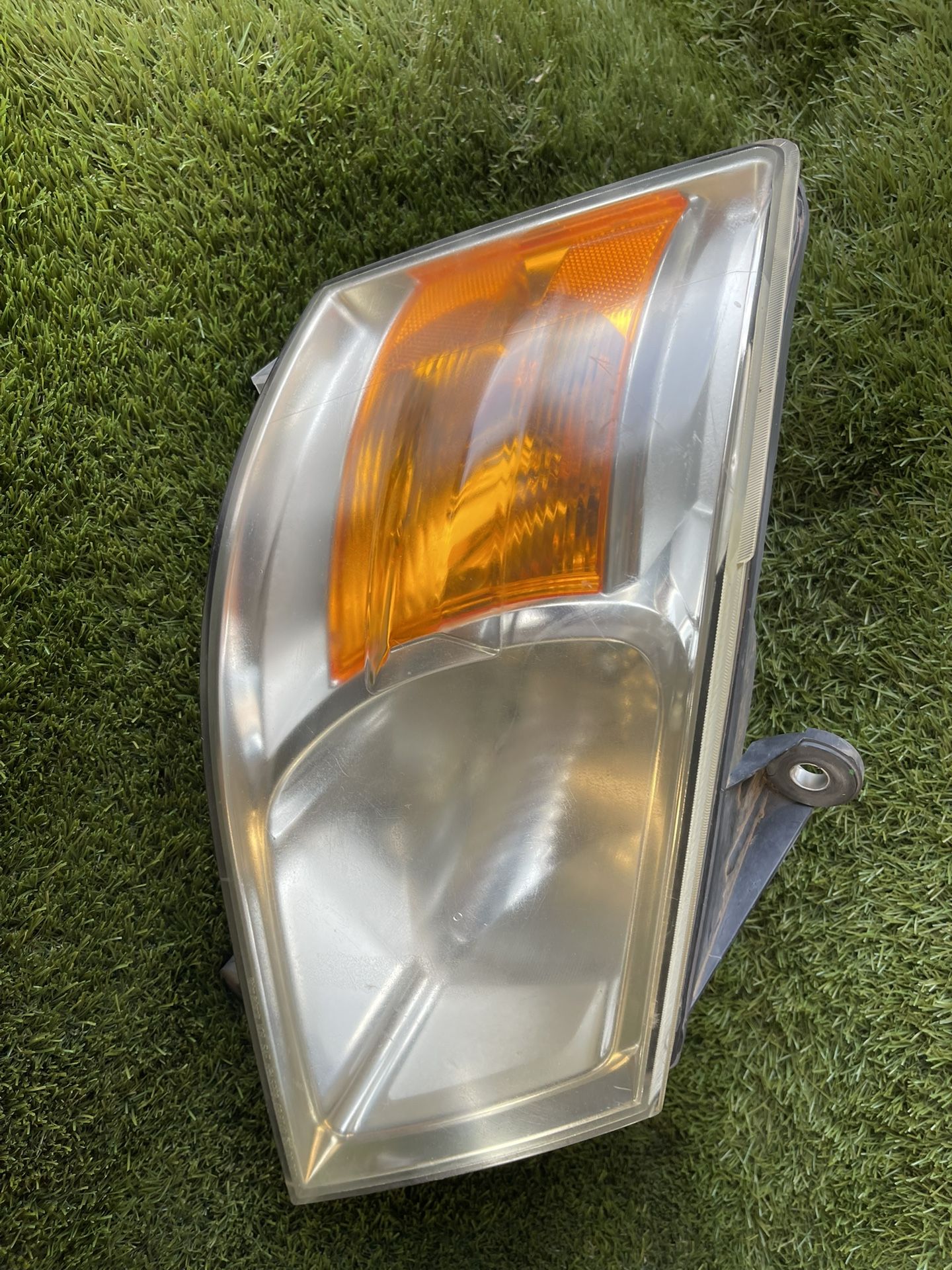 2008 Dodge Caravan Passenger Side Headlight