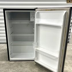 Hisense Mini Fridge 3.2 Cu Ft – Compact Refrigerator in Black – Works Great