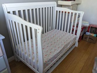 Crib w/mattress - 5 in 1 Dream On Me