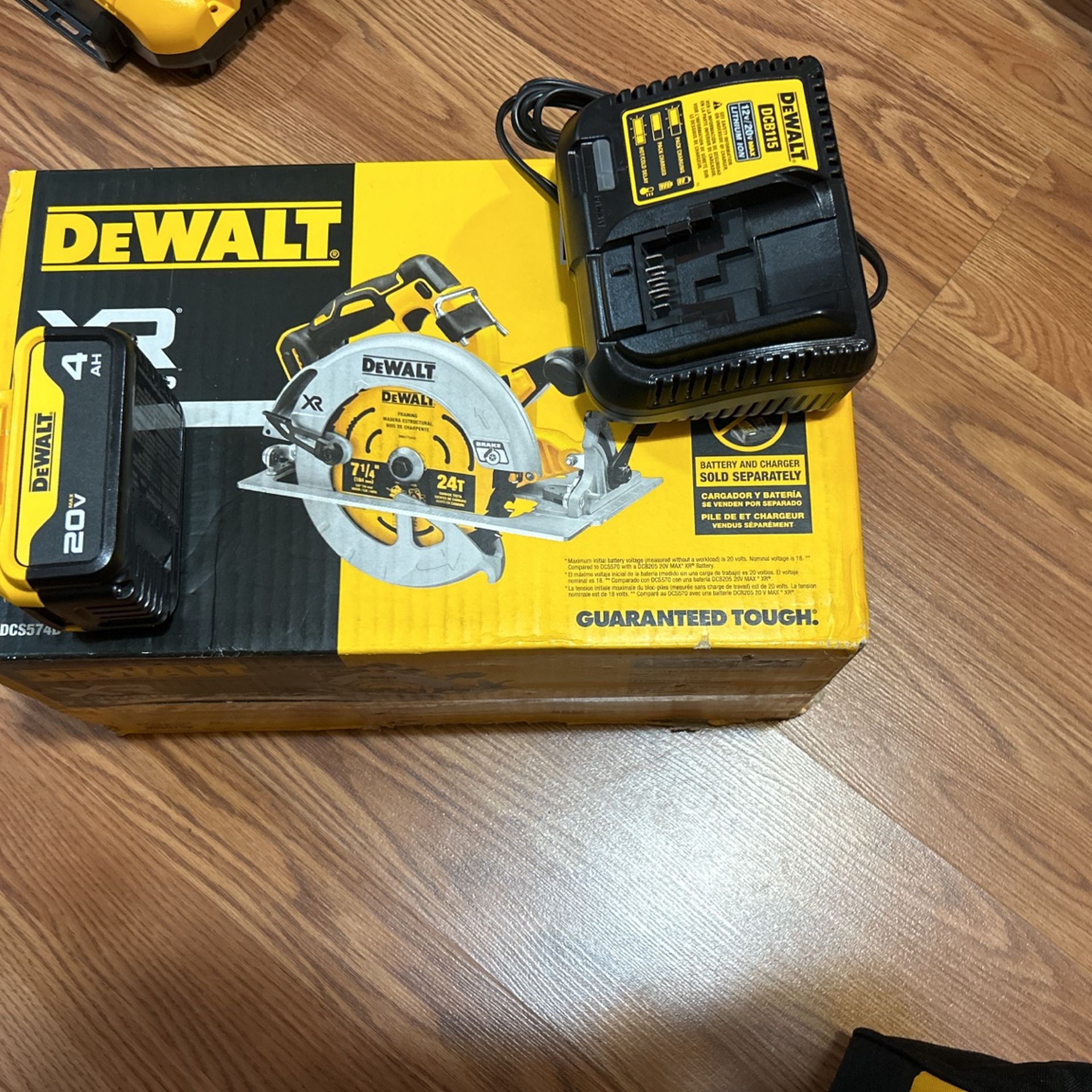 Dewalt 7 1/4 Circular Saw XR Power Detect + Charger/ 4amp Battery Included