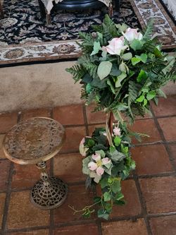 Rose flower arrangement and stand