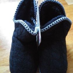 Muk Luks Slippers  Size 7/8  NEW