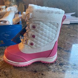 Brand New Size 7 Snow Boots