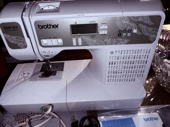 Máquina de coser y acolchar computarizada de 130 puntadas con fuente de costura integrada y mesa ancha