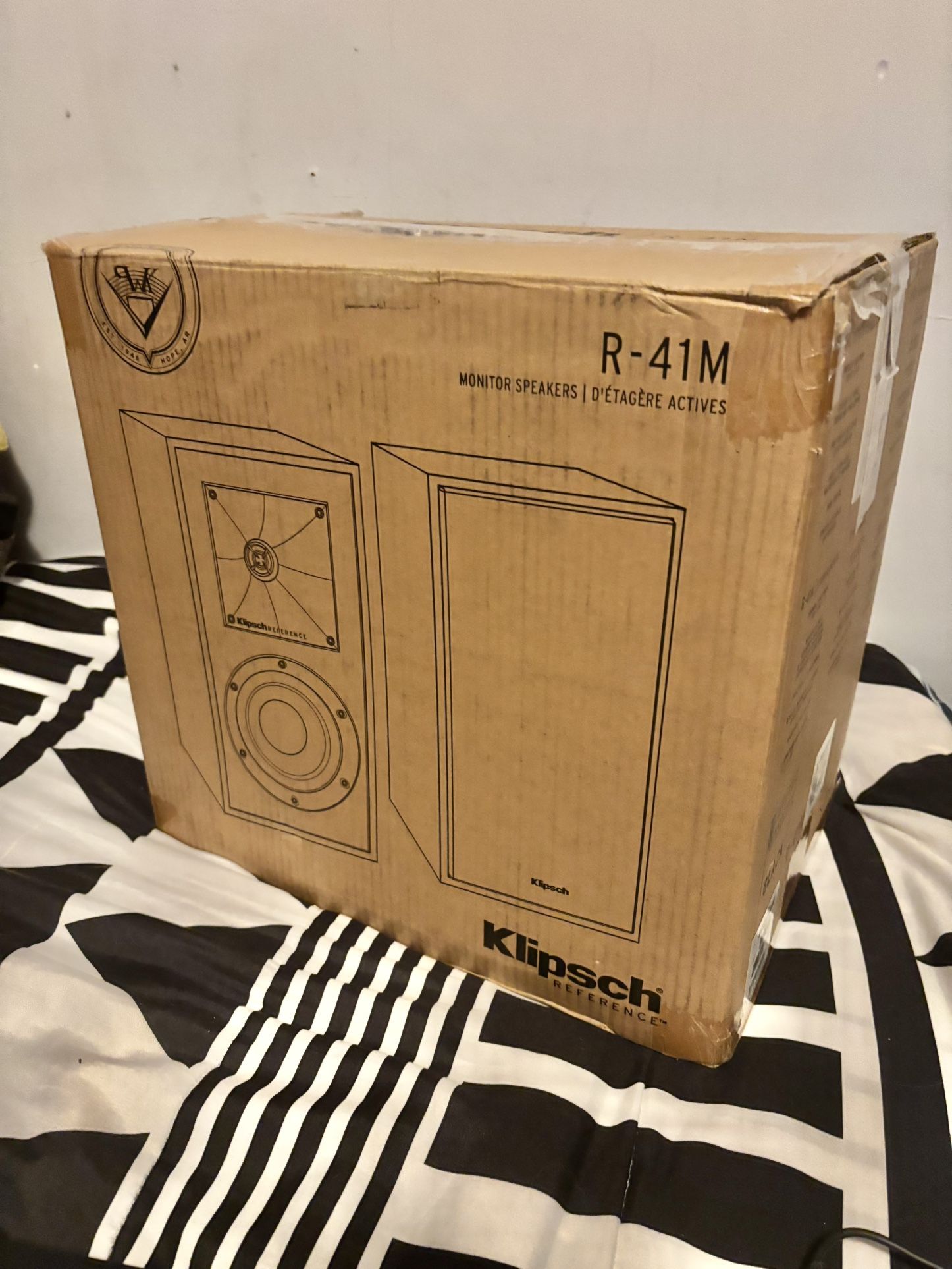 Klipsch R-41M Bookshelf/Monitor Speakers | Premium Audio - 4” Spun-Copper Woofers - Dynamic Sound