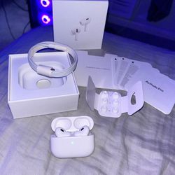 Apple AirPods Pro AirPods With MagSafe Charging Case White