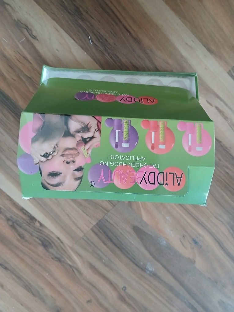 Fat Cheek Hugging Applicators