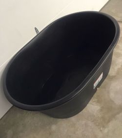 Tuff stuff oval 100 gallon stock tank with drainage brand new.