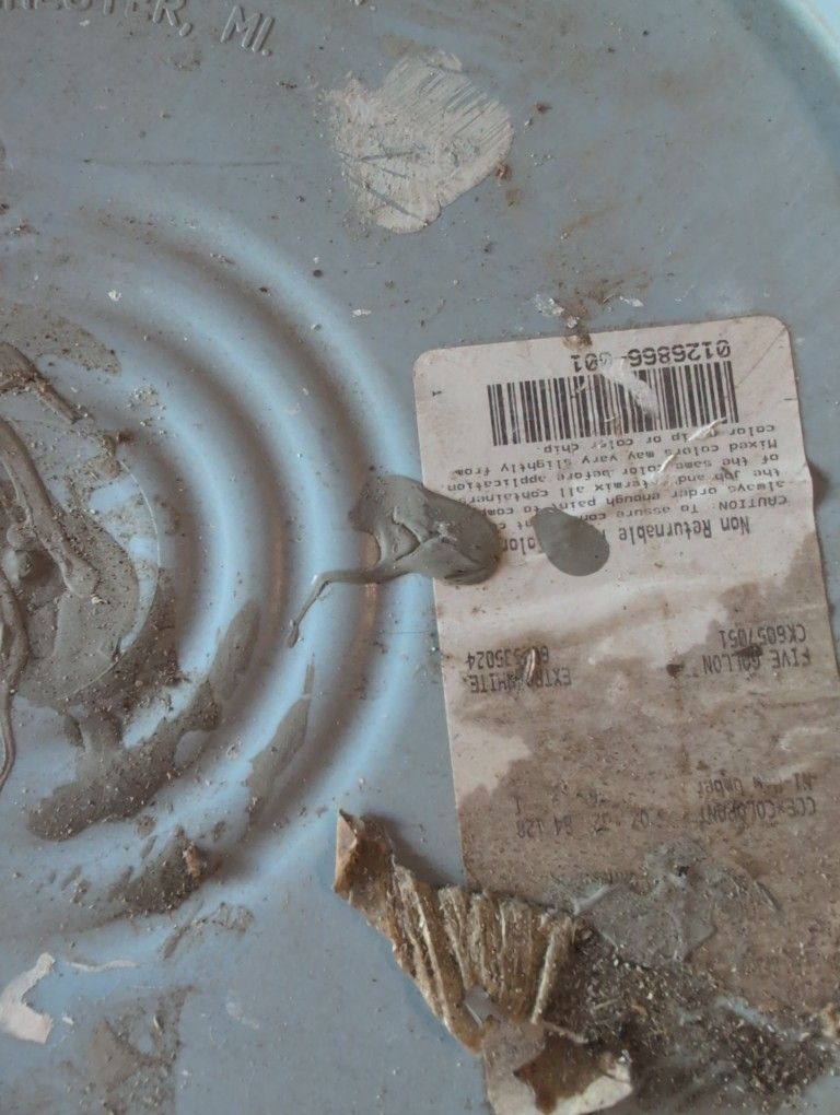 cinco galones de pintura gris flat