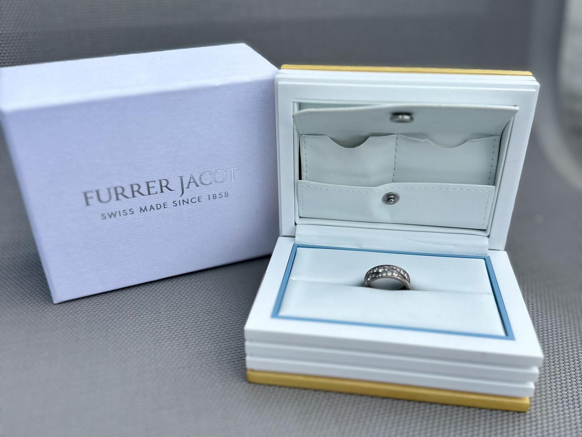 STUNNING 18 Kt. WHITE GOLD DIAMOND RING 1.55 cts.