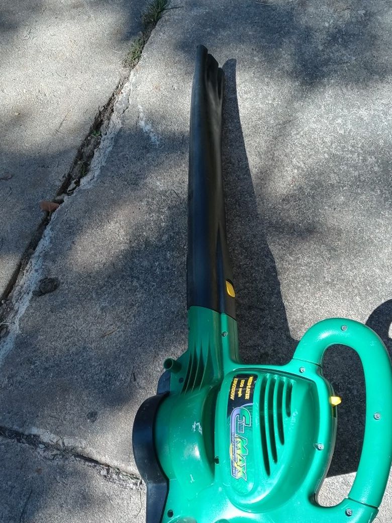 LIKE NEW. WEEDEATER ELECTRIC LEAF BLOWER