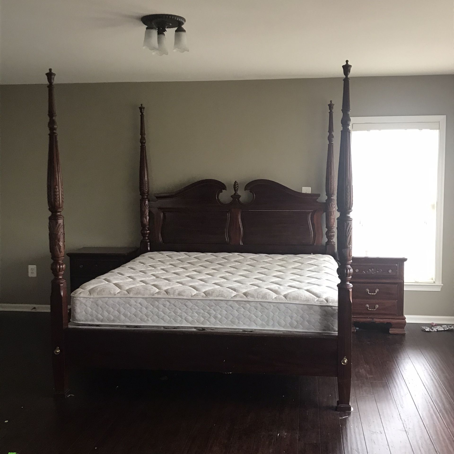 Complete King size bedset, 6 pieces, solid wood, good condition!!