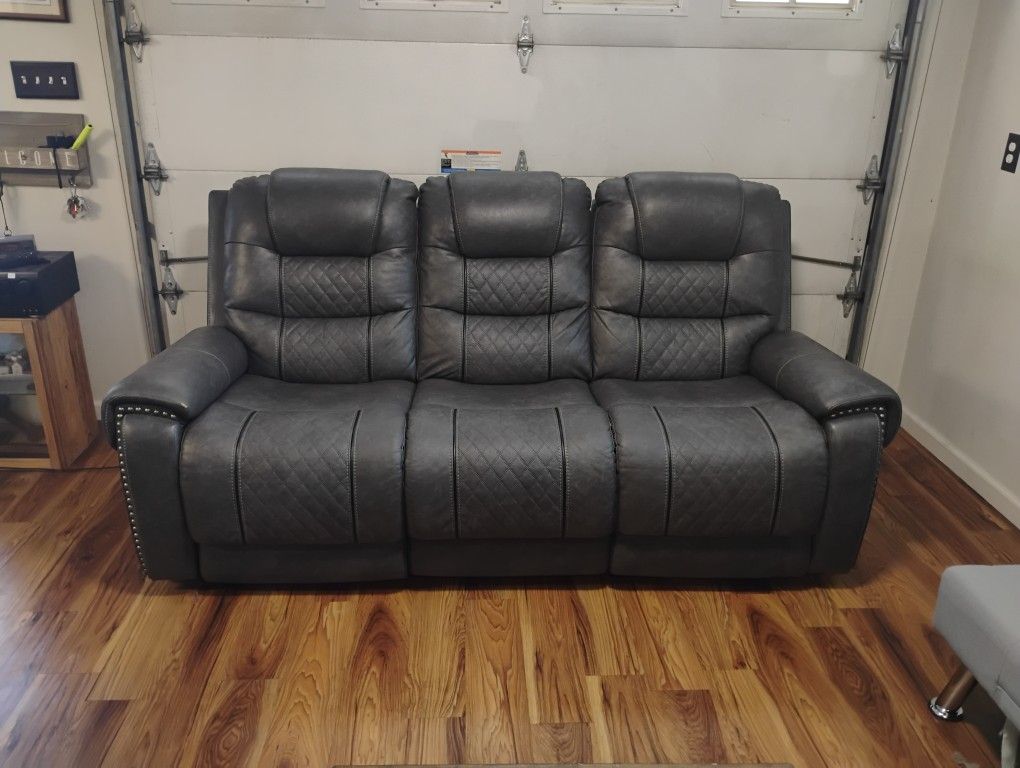 Double Reclining Power Sofa With USB Ports.