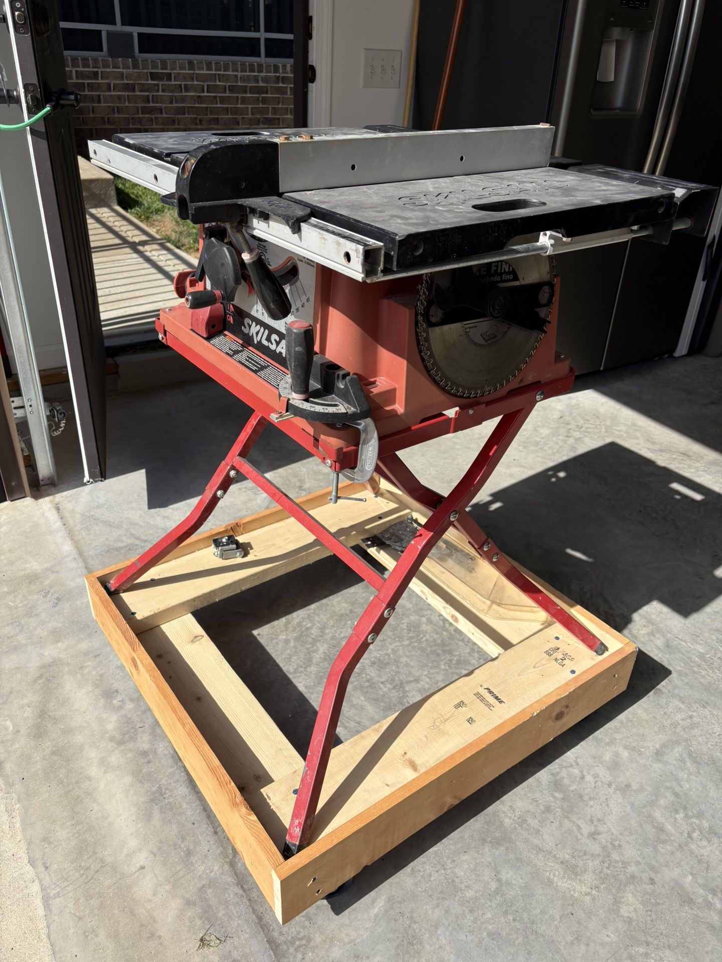Skil table saw with roller stand