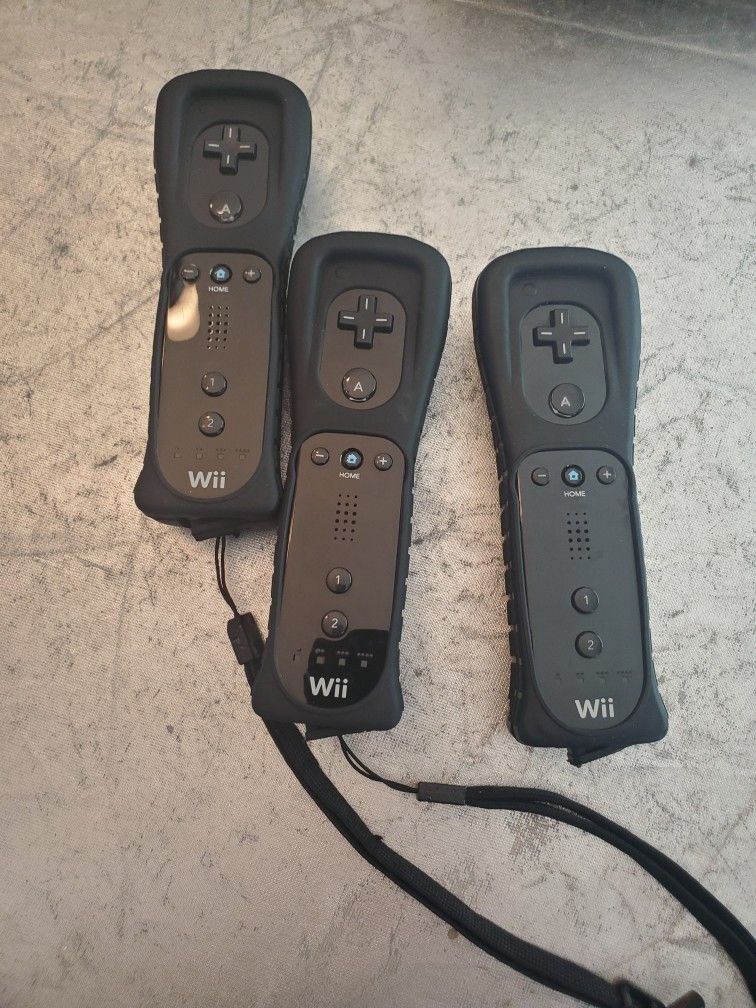 NINTENDO WII BALCK WIIMOTES CONTROLLERS 