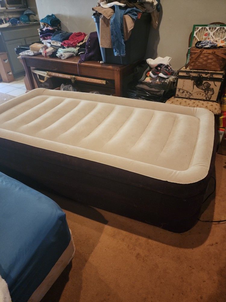 Twin Blow Up Bed With Pump Built In