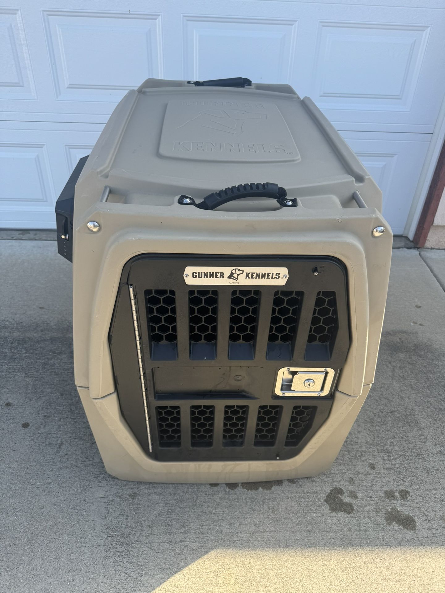 Large Gunner Kennel W/ Accessories