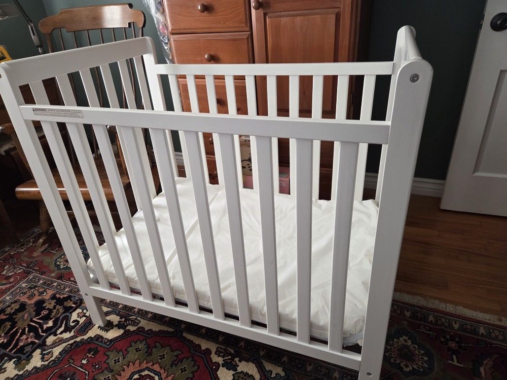 Baby Crib and Mattress, White, Excellent Condition 