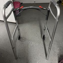 Walker W/wheels