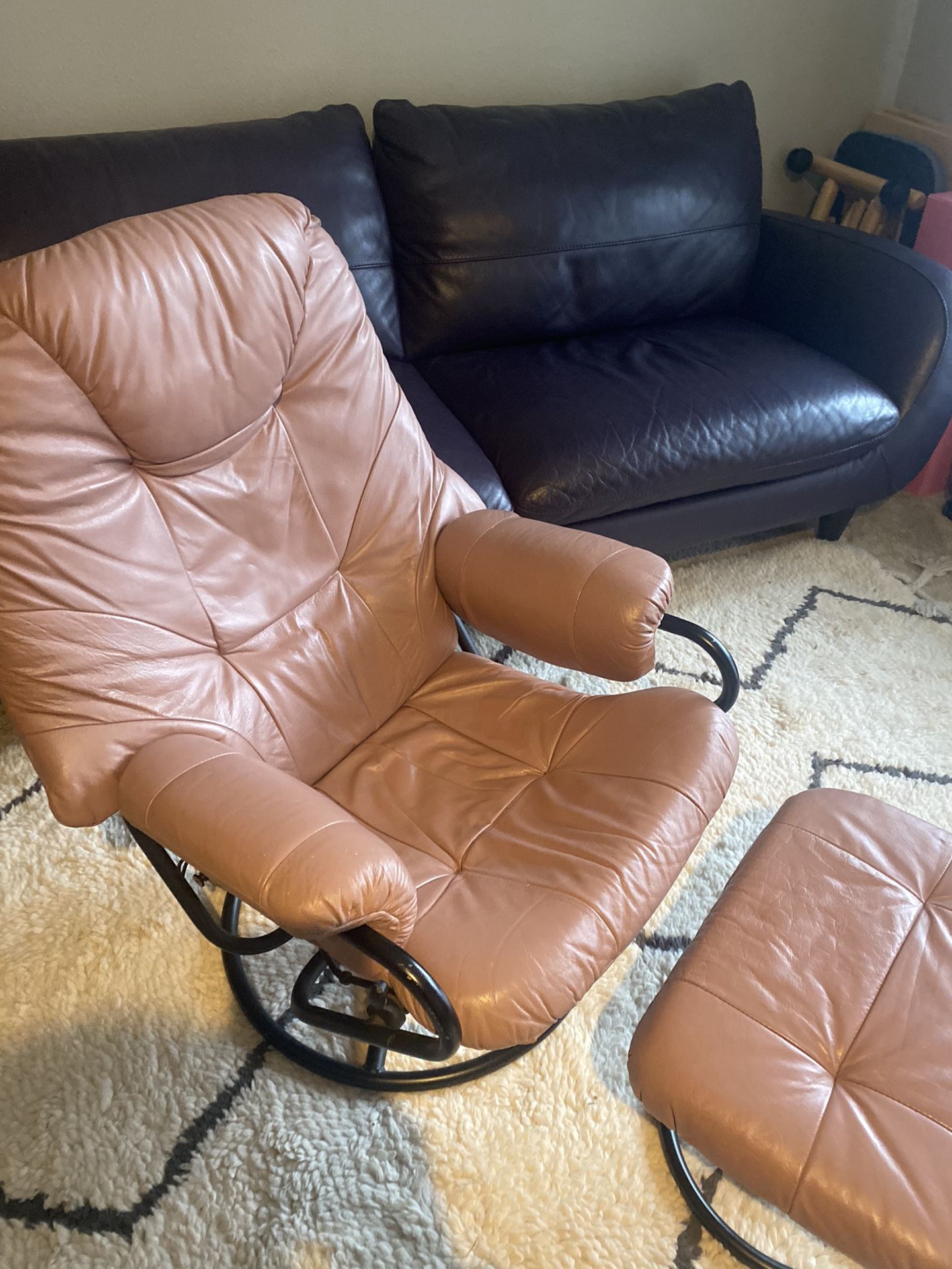Reclining Swivel Armchair And Ottoman
