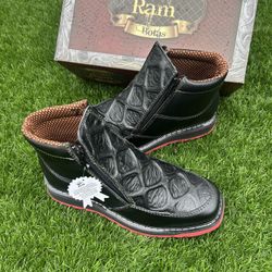 Bota Ram de cierre confortable y resistente disponible 